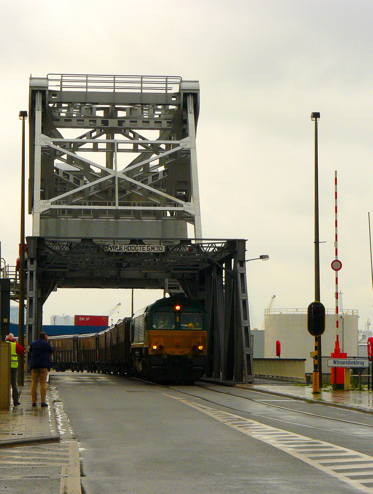 Crossrail Class 66 mit Gterzug Wilmarsdonkbrug, Antwerpen 12-08-2011.