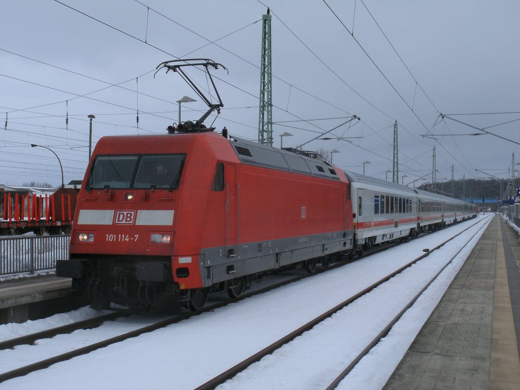 Da am Schlu� vom IC 2287 Binz-Hamburg,am 30.M�rz 2013 noch die angeb�gelte 101 073-5 mitlief,hatte 101 114-7 den vorderen Stromabnehmer angelegt.Hier beim Halt in Bergen/R�gen.