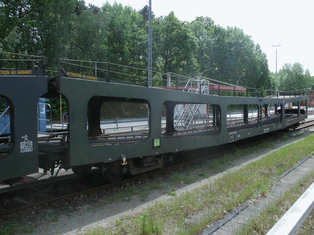 Da vom Bahnhof Berlin Wannsee auch Autozge nach Frankreich fahren,stand dort,am 12.Mai 2012,dieser franzssische Autotransportwagen DD 65 87 98 70 103-8.