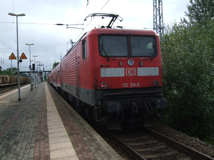 Da das Bw Rostock-Dalwitzhof nur noch 9 143er hat musste am 14.09.10 die Rostocker 112 118-5 auf der S1 zwischen Warnemnde und Rostock Hbf aushelfen,Aufgenommen kurz nach der Ankunft im Bahnhof Rostock-Bramow.