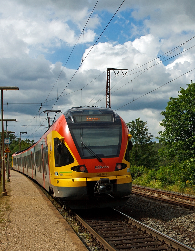 Da ich mein Objektiv vergessen hatte umzuschalten reichte es nur zu diesem Nachschu - Ein 5-teiliger Flirt 429 044 / 544 der HLB (Hessischen Landesbahn) als RE 99 (Main-Sieg-Express) Frankfurt/Main - Gieen - Siegen, hier am 06.07.2012 bei der Durchfahrt in Richtung Siegen im Hp Rudersdorf (Kr. Siegen) an der KBS 445. 