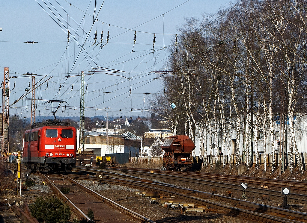 Da kommt Sie um den Bogen, die 151 032-0  der DB Schencker Rail fhrt am 11.02.2012 in Kreuztal solo vom Abstellgleis zum Rangierbahnhof um einen Gterzug abzuholen.