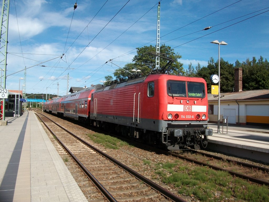 Da RE 33313 Stralsund-Binz am 03.September 2010 noch im Block,zwischen Bergen und Lietzow,war mute 114 032,mit SZ 33071 Rostock-Prora,in Bergen/Rgen noch zwei Minuten warten.