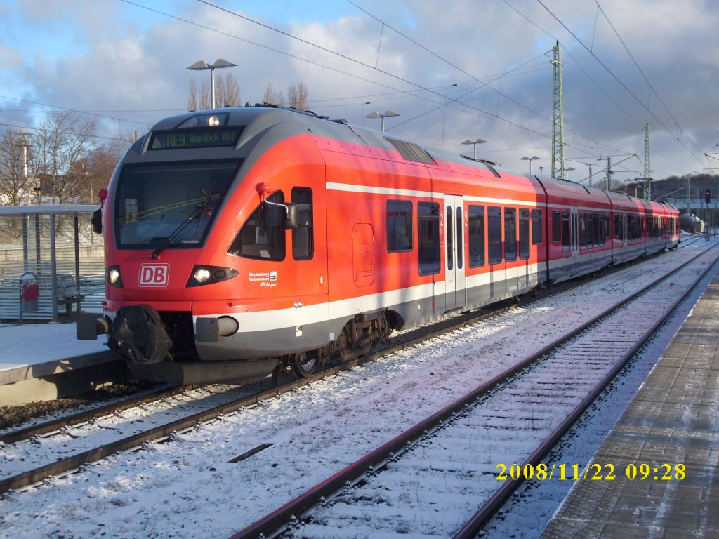 Damaliger 427 001 als RE Sassnitz-Rostock beim ersten Schnee am 22.November 2008 in Bergen/R�gen.