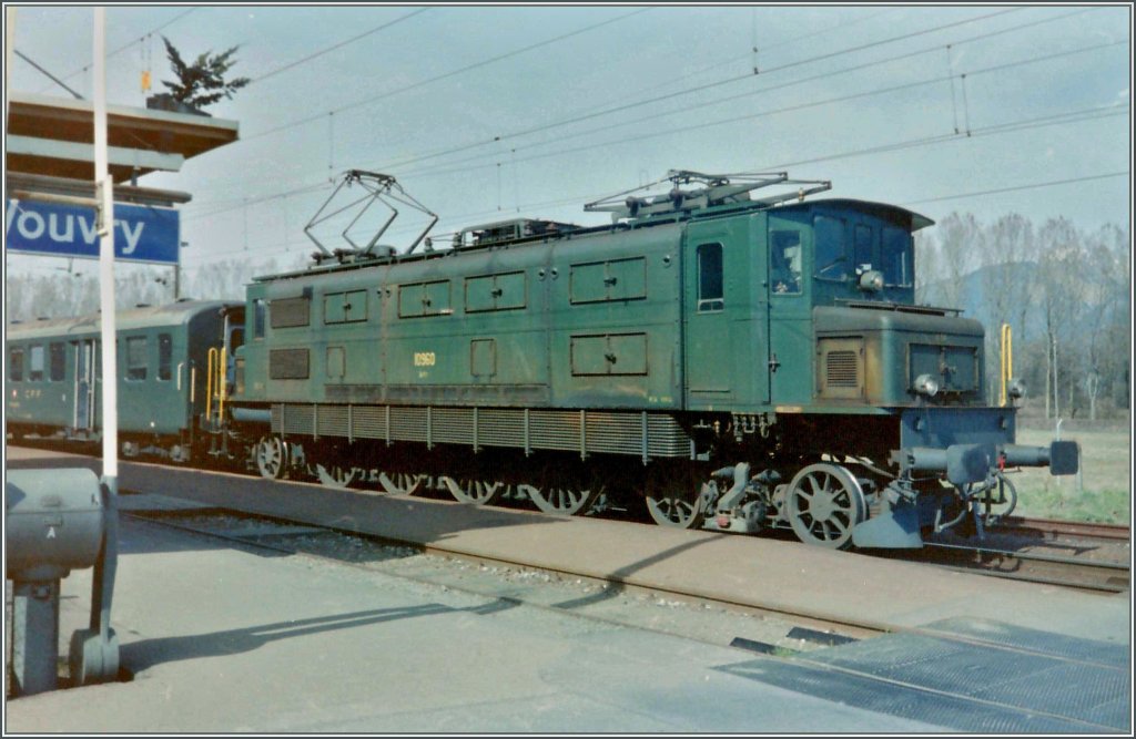 Damals in Vouvry...
Die SBB Ae 4/7 10960 mit einem GmP auf der Fahrt Richtung St-Maurice. 
Gescanntes Bild/April 1993