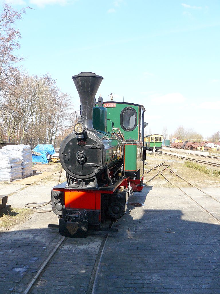 Dampflok 4  K.A. Neve .
Gebaut von Orenstein & Koppel in 1937.
Schmalspurmuseum Valkenburg (ZH), Niederlande 01-04-2013.

Stoomlocomotief nummer 4 genaamd K.A. Neve. Afkomstig van Steenfabriek De Roodvoet/Ballast Nedam.
Gebouwd door Orenstein & Koppel in 1937.
Smalspoormuseum Valkenburg (ZH) 01-04-2013.