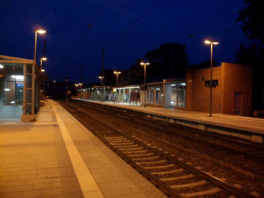 Das Bahnhofsgeb�ude von Bergen/R�gen am Abend.