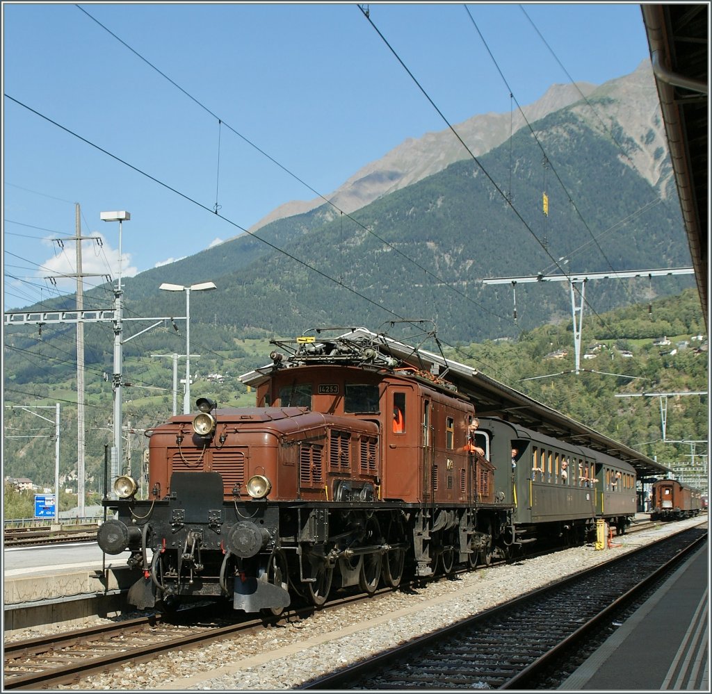 Das braune Krokodil Ce 6/8 14258 kurz vor der Abhfahrt Richtung Goppenstein in Brig am 20. Aug 2011.