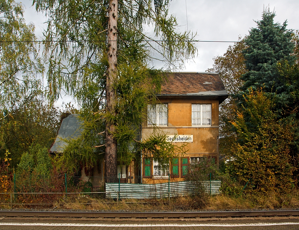 Das ehem. Bahnhofsgebude Haiger-Sechshelden, aufgenommen am 13.10.2012 aus dem Zug bei der Durchfahrt durch den Haltepunkt.