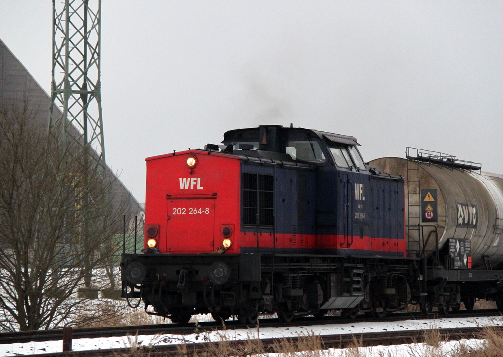 Das frhe aufstehen lohnt sich,202 264-8 mit Kesselzug von Stendell nach Rostock-Dierkow bei der Einfahrt in den lhafen Rostock.24.02.2013   