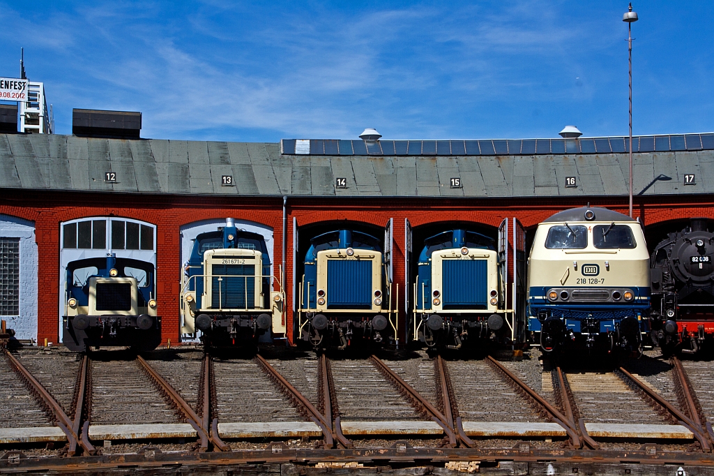 Das Motto vom diesjhrigen Lokschuppenfestes (18.08.2012) vom Sdwestflische Eisenbahnmuseum in Siegen war ozeanblau beige - Vor Lokschuppen ausgestellt sind (v.l.n.r.) 332 090-0, 261 671-2, 212 372-7, 212 376-8 und 218 128-7