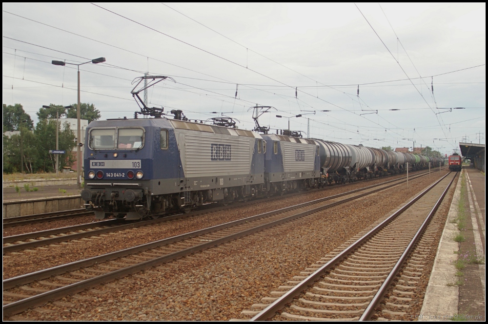 Das RBH-Doppel 143 041-2 (RBH 103) und 143 874-6 (RBH 101) ist am 17.07.2011 mit einem Kesselwagenzug in Berlin Sch�nefeld Flughafen unterwegs.
<br><br>
- Update: ++ 08.2018 bei Fa. Bender, Opladen