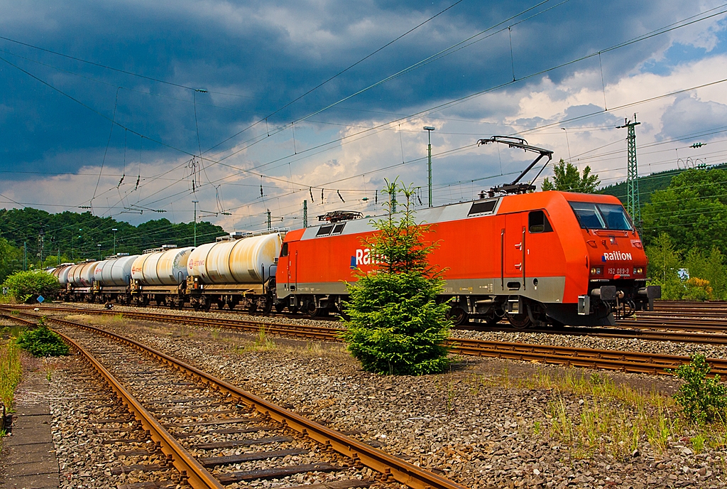 Das Tannenb�umchen in Betzdorf habe ich immer noch nicht abgeschnitten....
Dahinter zieht die 152 089-9 der DB Schenker Rail Deutschland AG mit einem Kesselwagenzug am 08.06.2013 und f�hrt auf der Siegstrecke (KBS 460) in Richtung Siegen, hier kurz vor dem Bahnhof Betzdorf (Sieg).