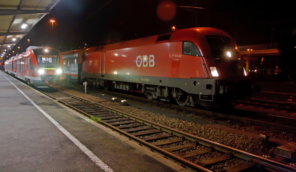 Das wird es vorerst nicht mehr geben:
1116 115-1 mit EC 113 und einer 1116 er als Schublok, machen sich an Abstellgeis bereit, hier am 30.09.2011 - 6:10 Uhr im Hbf Siegen. Der EC 113 fhrt um 6:18 von Siegen ber Frankfurt, Mnchen nach Klagenfurt, er hat einen Kurswagen bis Zargreb. Ab dem neunen Fahrplanwechsel gibt es leider EC mehr von Siegen.
Wir fuhren am diesem Tag damit bis Frankfurt, dort in den ICE nach Interlaken, wo wir nochmals in die Zb unsteigen mussten, diese brachte uns dann bis Brienz, wo am nchsten Tag ein wunderschnes BB-Treffen war.

Ich wei das Bild ist technisch nicht das beste, aber hatt seltenheits Wert und wurde aus der Hand gemacht.