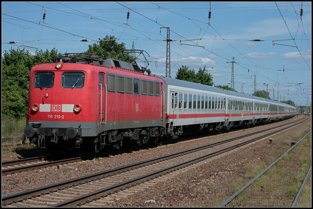 DB 110 210-2 mit einem Kreuzfahrer-IC auf dem Heimweg von Bln.-Lichtenberg kommend nach Potsdam. Bis auf den letzten Wagen waren die Wagen mit Buchstaben gekennzeichnet. Der letzte Wagen hatte noch das Zuglaufschild von IC 1803 Flensburg-Köln in der Tür (gesehen Nuthetal-Saarmund 16.06.2010)
<br><br>
Update: In Mannheim als Heizlok abgestellt; ++ 26.02.2016 Koblenz (Bender)