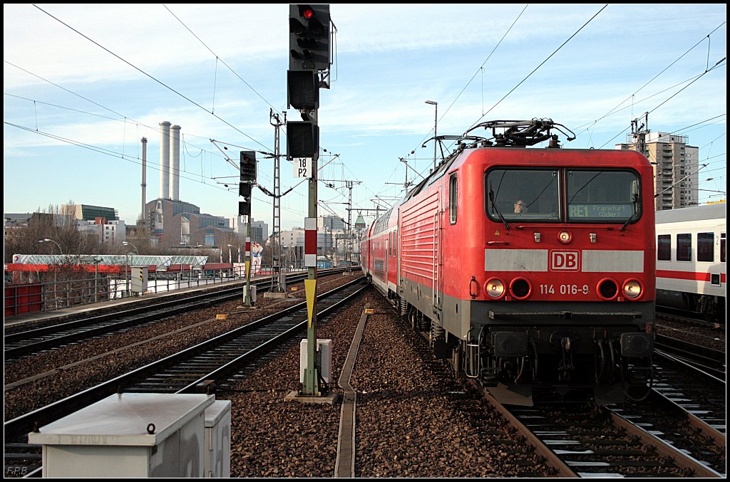 DB 114 016-9 mit dem RE1 Frankfurt (Oder) bei der Einfahrt in den Bahnhof (ex 112 016-1, DB Regio AG - RL Nordots Cottbus, gesichtet Berlin Ostbahnhof 27.12.2009)