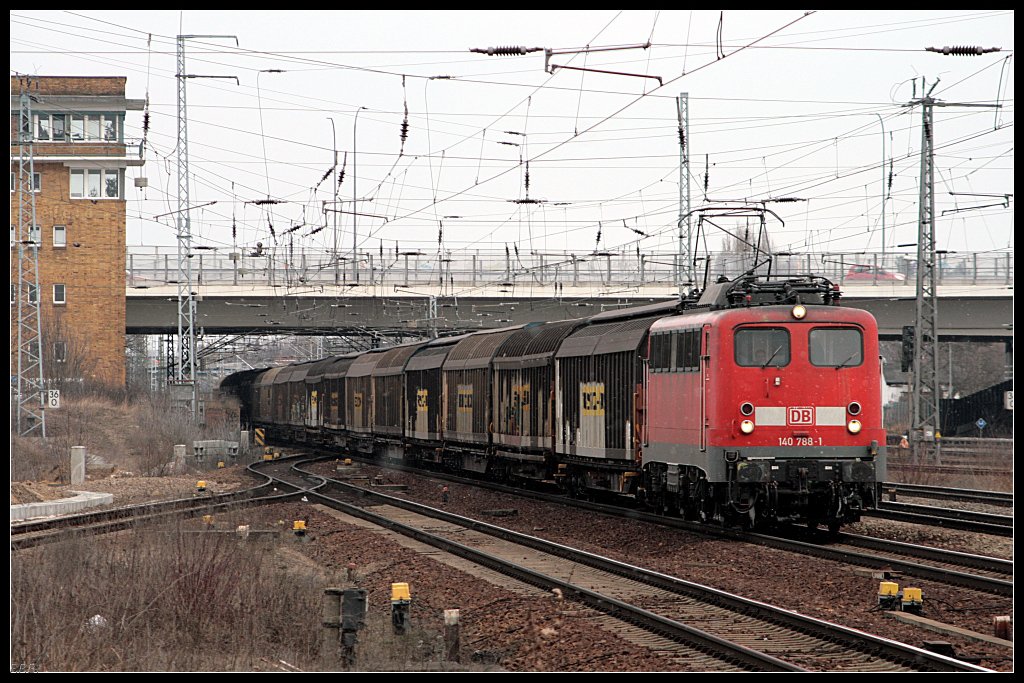 DB 140 788-1 mit Seitenschiebewandwagen (Berlin Sch�nefeld Flughafen, 06.03.2010 - Update: Nach Entgleisung in Bad Cannstatt abgestellt, 10.05.2010 in Kornwestheim abgestellt, 11/2011: zu JKS Karle Entsorgung und Recycling GmbH zur Verschrottung)
