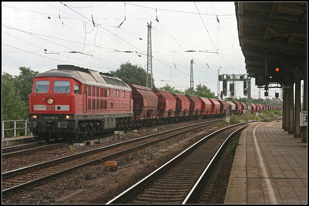 DB 232 696-4 mit Tanoos-Wagen  (gesehen Magdeburg Neustadt 09.08.2010)