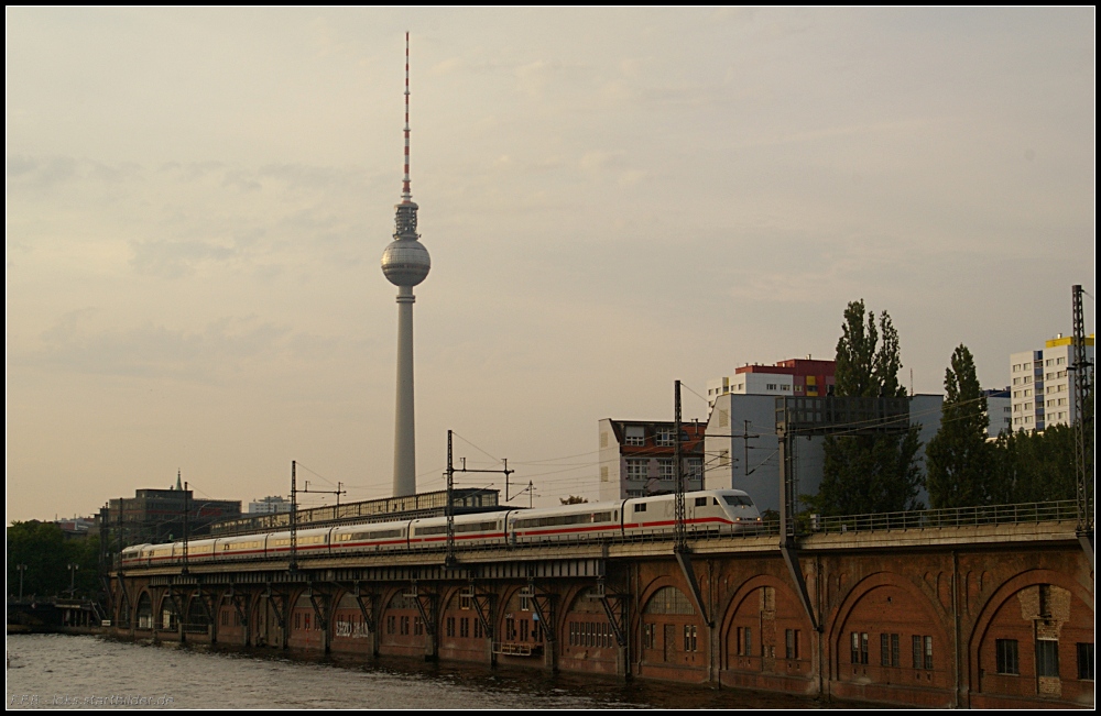 DB 401 073-2 f�hrt zum n�chsten planm��igen Halt nach Ostbahnhof (gesehen Berlin Jannowitzbr�cke 24.09.2010)