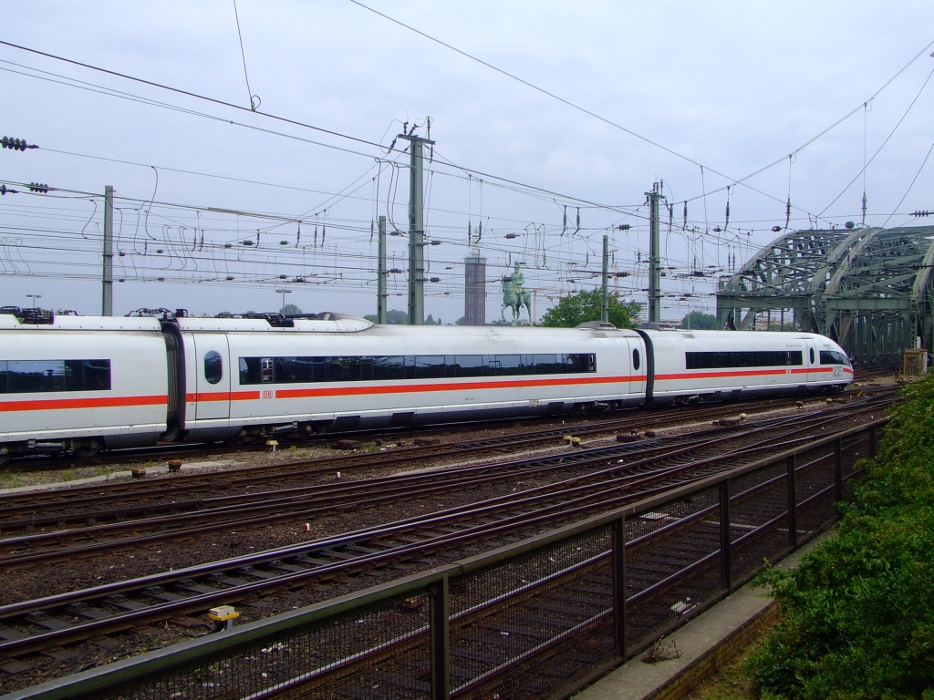 DB 406 010-9 / 510-8  Frankfurt am Main  - Tz 4610  ein ICE 3M, fhrt am 06.03.2007 vom Hbf Kln Richtung Hohenzollernbrcke. 

Der ICE 3M ist eine Triebwagenzug (Achsformel Bo'Bo'+2'2'+Bo'Bo'+2'2' +2'2'+Bo'Bo'+2'2'+Bo'Bo') und nicht wie ICE 1 und 2 mit Triebkopfkonzept. Gegenber den uerlich gleichen ICE 3 (BR 403) sind sie mehrsystemfhig (15 kV 16,7 Hz~ / 25 kV 50 Hz~ / 1,5 kV = / 3 kV =) und haben sechs (2 mal 3) Stromabnehmern und sind fr folgende Netze geeignet:
- Wagen 2 und 7: Typ DSA380D (analog ICE 3) fr DB/BB (15 kV Wechselspannung) und NS (25 kV Wechselspannung)
- Wagen 3 und 6: Typ DSA350G fr NS (1,5 kV Gleichspannung) und SNCB Bestandsnetz (3 kV Gleichspannung)
- Wagen 4 und 5: Typ DSA380F fr SNCF (25 kV Wechselspannung), SBB (15 kV Wechselspannung), SNCB-Schnellfahrstrecken (25 kV Wechselspannung)


In Deutschland fahren sie planmig bis zu 300 km/h (technisch mglich 330 km/h). Unter Gleichstrom (wie in Belgien 220 km/h).
