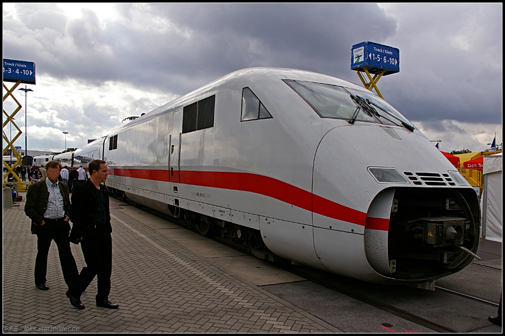 DB 410 101-0 prsentierte sich ein wenig schmutzig auf der Messe. Es handelt sich dabei um einen Messzug mit den beiden Mittelwagen fr Oberleitungs- und Oberbaumessung sowie Funkverfgbarkeit und Schienenmessung (NVR-Nummer 93 80 5410 101-0 D-DB, ex DB 410 001/002; INNOTRANS 2010 Berlin 21.09.2010)