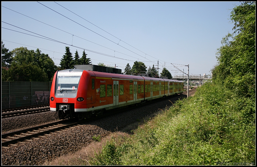 DB 424 021-4 ohne funktionierendem Schlusslicht, daher die Tafeln, als S3 nach Hannover Hbf (gesehen Lehrte-Ahlten b. Hannover 24.06.2010)