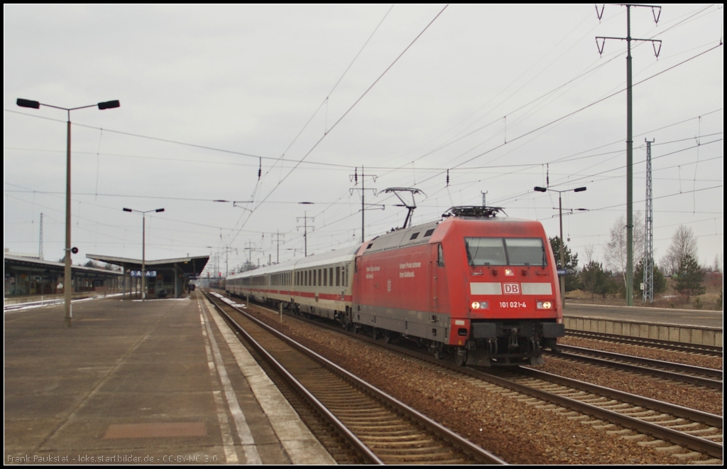 DB Fernverkehr 101 021 mit dem umgeleiteten IC nach Ostseebad Binz am 03.04.2013 in Berlin Sch�nefeld Flughafen