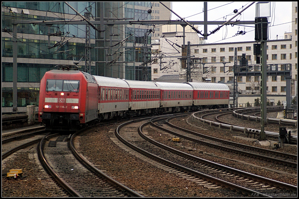 DB Fernverkehr 101 116-2 f�hrt mit dem CNL 451 nach Berlin S�dkreuz am 20.01.2011 gleich durch den Bahnhof Berlin Zoologischer Garten.
