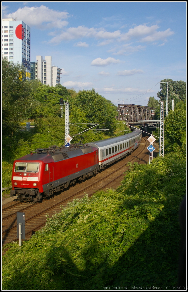 DB Fernverkehr 120 114 mit einem IC-Ersatzzug am 19.07.2013 H�he Berlin Storkower Stra�e
