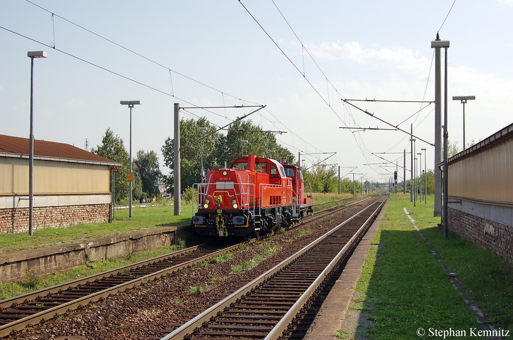 DB Gravita 261 045-9 und 363 106-6 (kalt) am Haltepunkt Leuna Werke Sd in Richtung Halle unterwegs. 23.08.2011