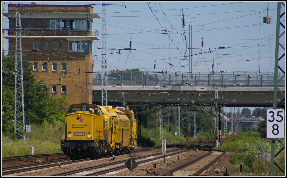 DB Netz 203 311-6 mit UNIMAT 09-32/4S am 23.07.2012 in Berlin Sch�nefeld Flughafen