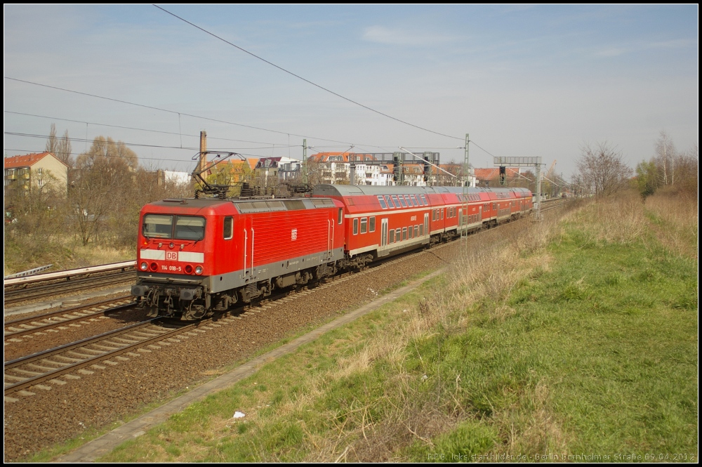 DB Regio 114 018 mit einem RE gesehen Berlin Bornholmer Stra�e, 09.04.2012
