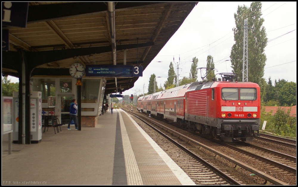 DB Regio 114 033 mit dem RE3 nach Elsterwerda f�hrt am 12.09.2012 durch Berlin-Karow