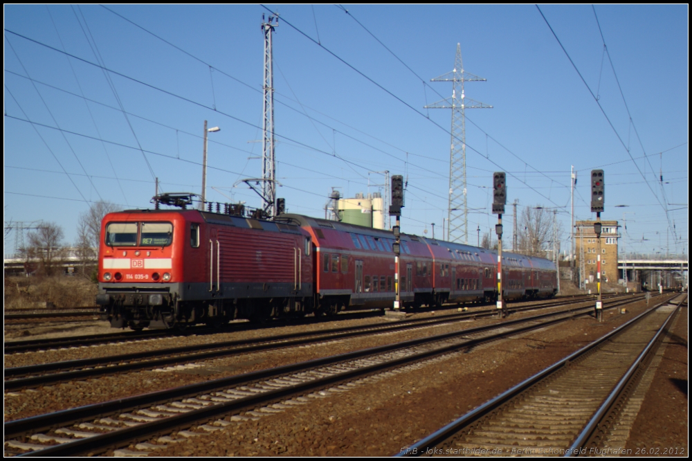 DB Regio 114 035-9 mit dem RE7 nach W�nsdorf-Waldstadt am 26.02.2012 in Berlin Sch�nefeld-Flughafen (DB Regio AG Cottbus)