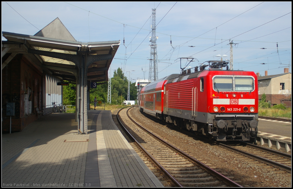 DB Regio 143 221-0 mit der RB nach Magdeburg Hbf am 16.07.2013 in Biederitz
<br><br>
- Update: ++ 23.10.2018 bei Bender, Opladen