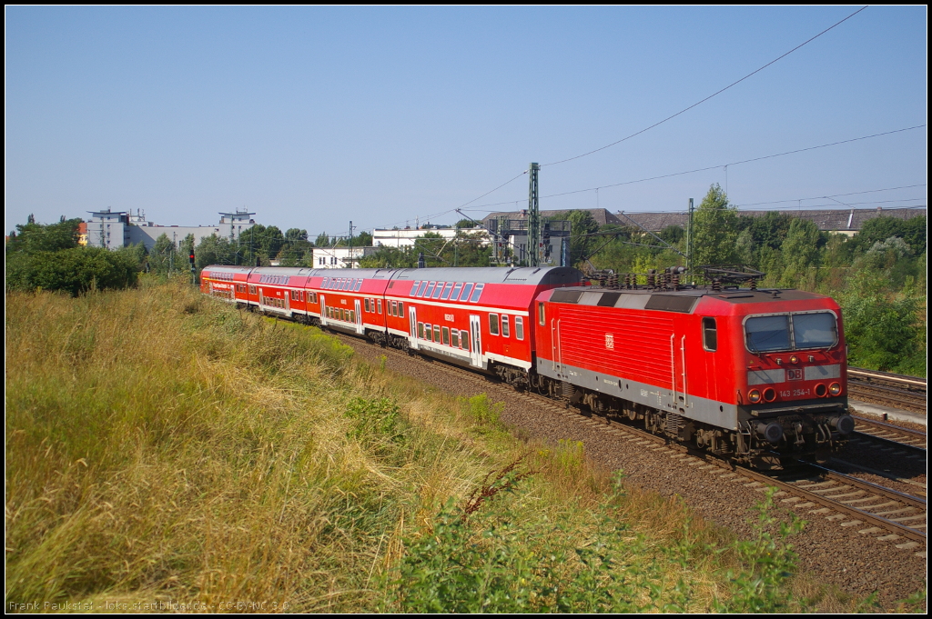 DB Regio 143 254 mit dem RE 18532 nach Neustrelitz Hbf am 10.08.2013 in Berlin Bornholmer Strae