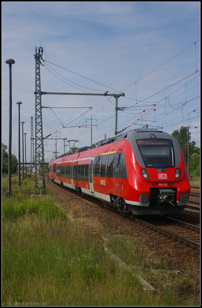 DB Regio 442 132 und 442 125 fahren am 19.06.2012 zum Endhalt in Berlin Sch�nefeld Flughafen ein um nach kurzer Pause zur�ck nach Potsdam zu fahren