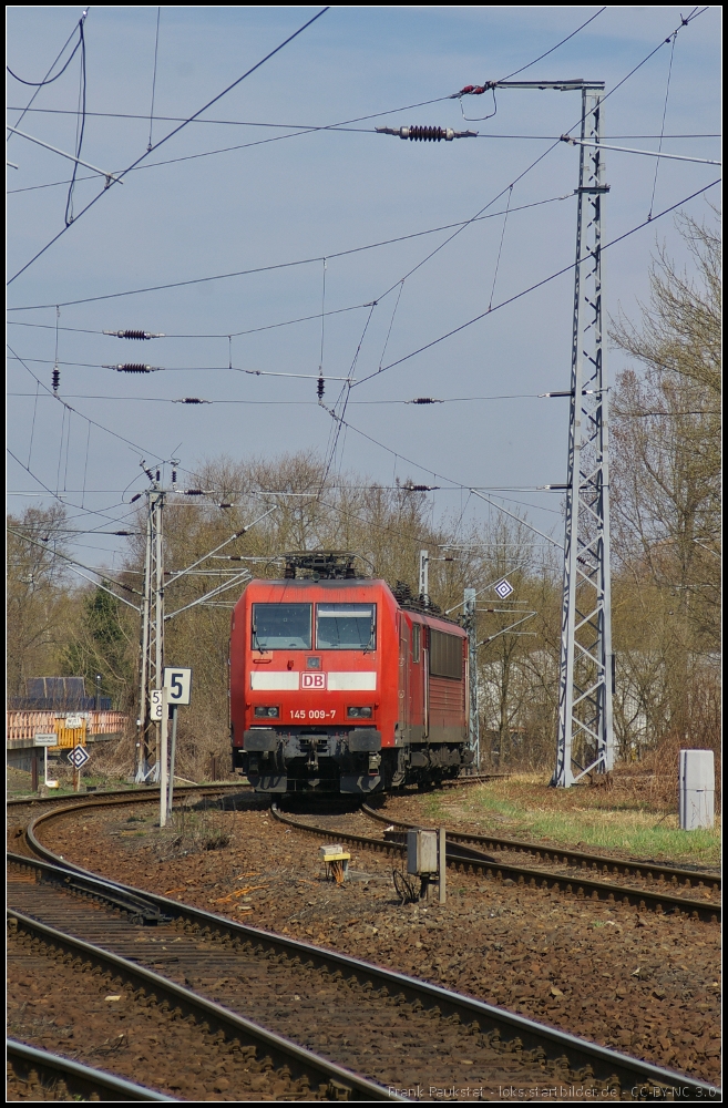 DB Schenker 145 009 mit unbekannter Lok der Baureihe 155 abgestellt am 18.04.2013 in K�nigs Wusterhausen
