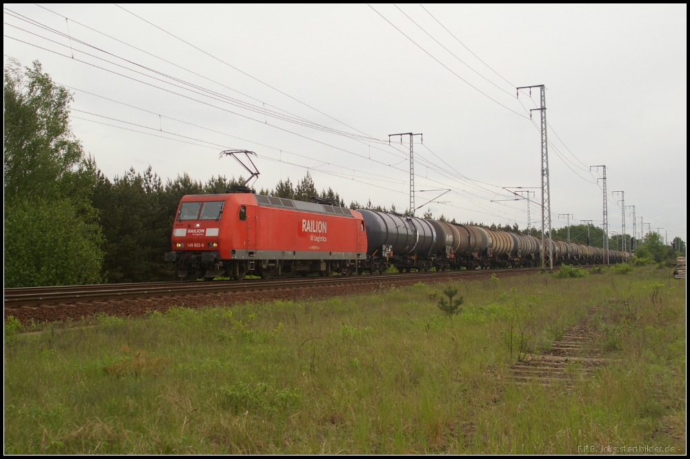 DB Schenker 145 022-0 mit Kesselzug am 10.05.2012 in Berlin Wuhlheide