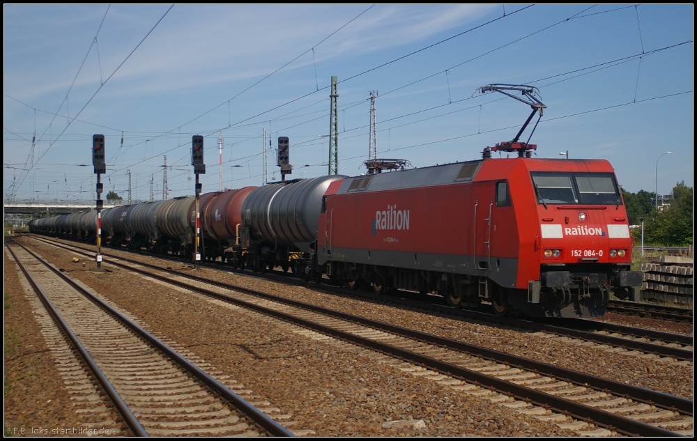 DB Schenker 152 084-0 mit Dieselkraftstoff am 23.07.2012 in Berlin Sch�nefeld Flughafen