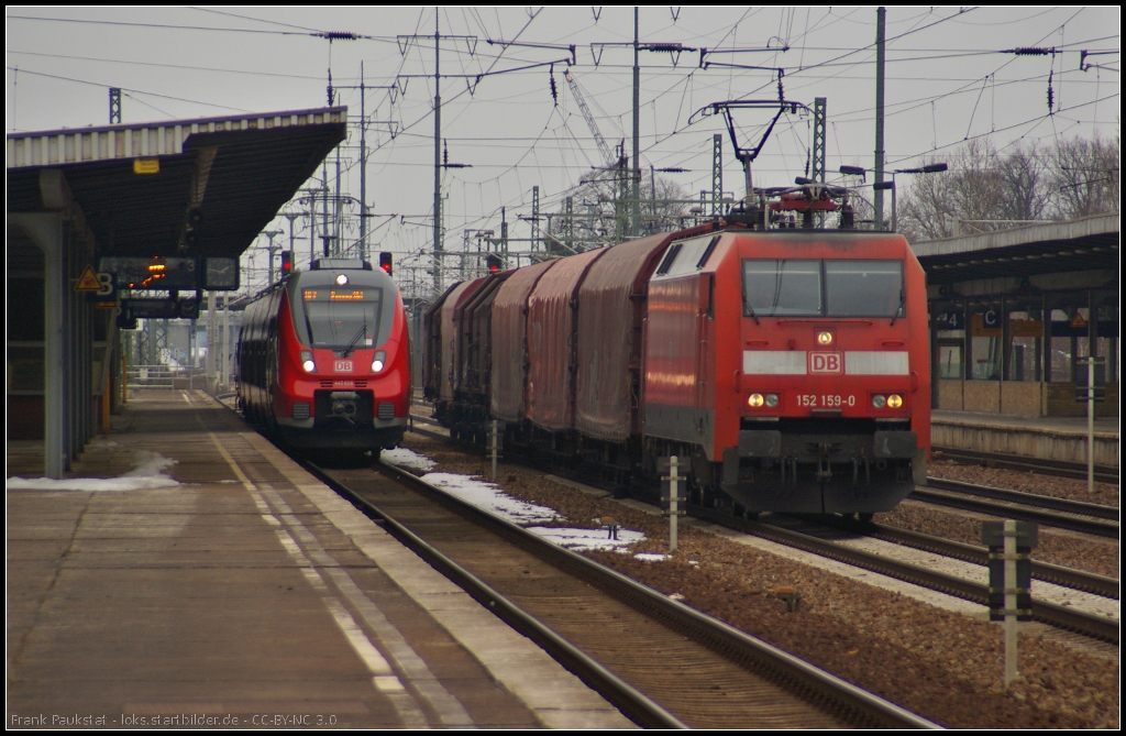DB Schenker 152 159 mit einem Coilzug nach Engelsdorf (b. Leipzig) am 03.04.2013 in Berlin Sch�nefeld Flughafen