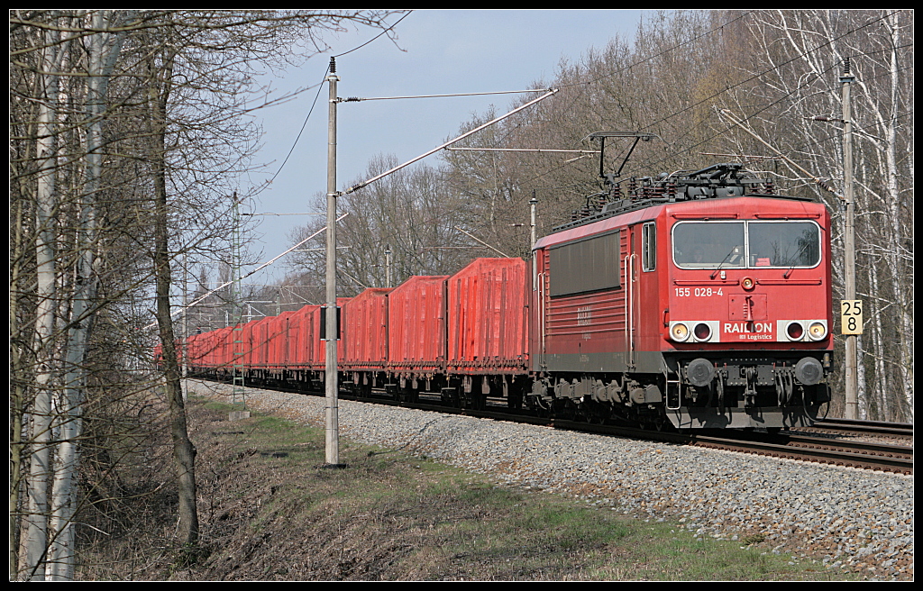 DB Schenker 155 028-4 mit Holzwagen Richtung Frankfurt (Erkner 06.04.2010)