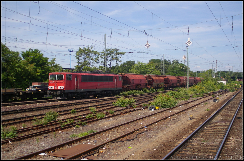 DB Schenker 155 083 mit Tanoos-Wagen am 16.07.2013 in Magdeburg