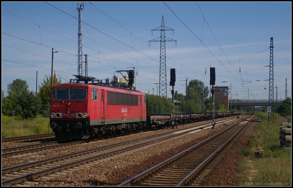 DB Schenker 155 121-7 mit Stahlplatten am 24.07.2012 in Berlin Schönefeld Flughafen