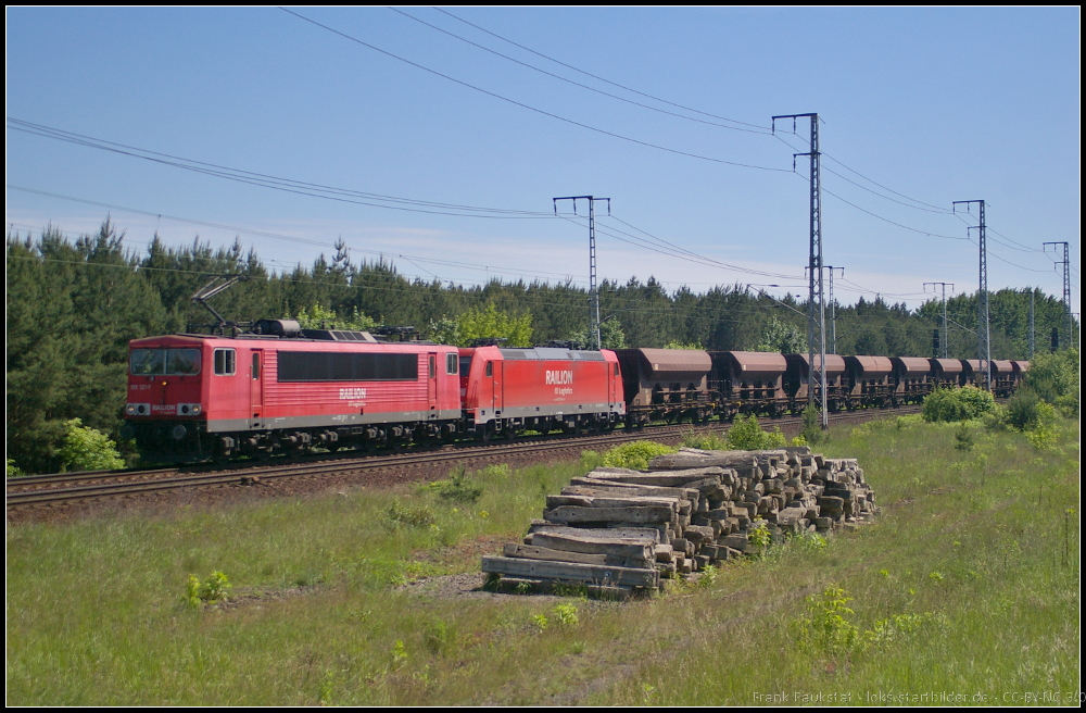 DB Schenker 155 121 und kalt dahinter 185 289 mit Facns-Wagen am 05.06.2013 in der Berliner Wuhlheide