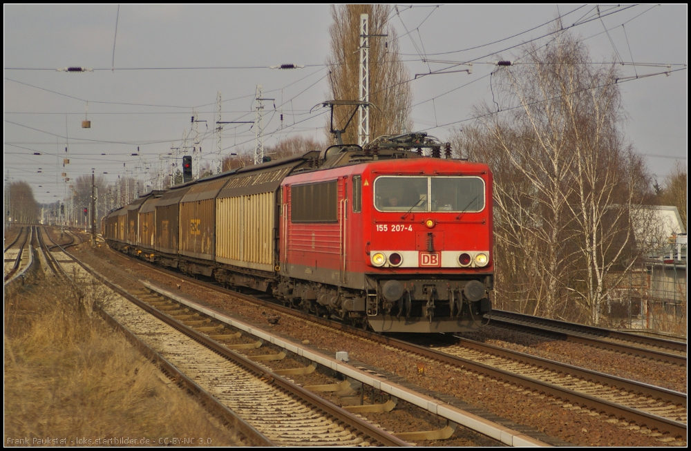 DB Schenker 155 207-4 mit einem gemischtem Gterzug am 08.4.2013 in Berlin-Karow
<br><br>
Update: 2015 in Rostock-Seehafen z; ++ 01.09.2015 in Opladen