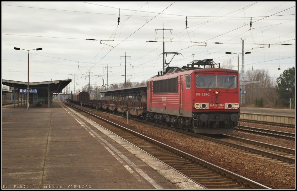 DB Schenker 155 265 mit einem gemischtem Gterzug am 14.04.2013 in Berlin Schnefeld Flughafen