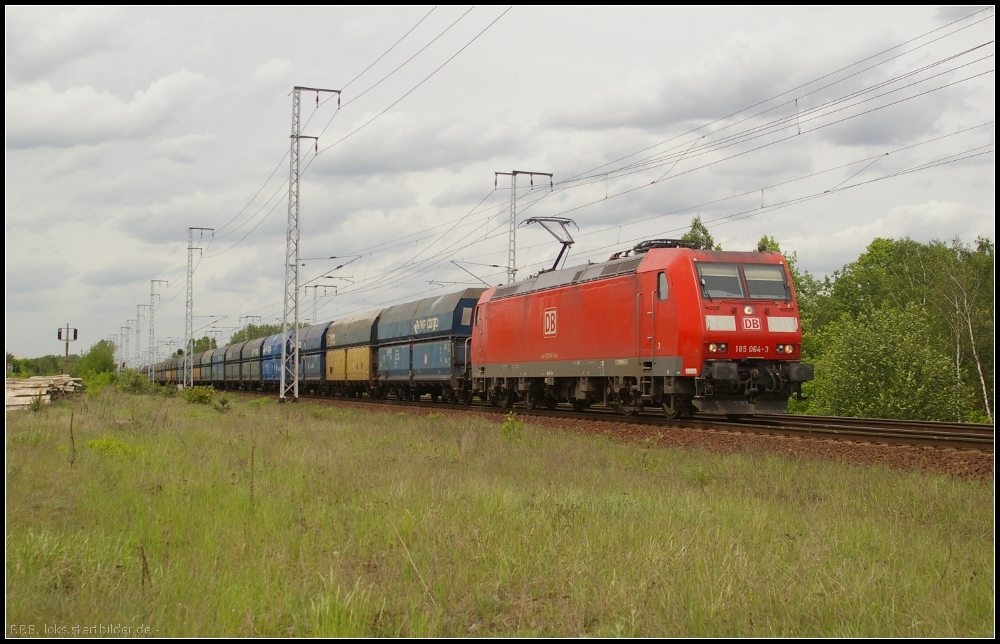 DB Schenker 185 064-3 mit Sch�ttgut am 10.05.2012 in Berlin Wuhlheide