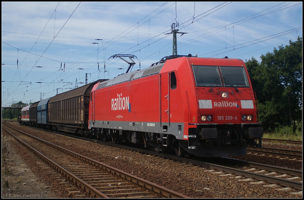 DB Schenker 185 209-4 mit einem St�ckgutzug in dem ein Regiowagen eingereiht war am 24.07.2012 in Nuthetal-Saarmund