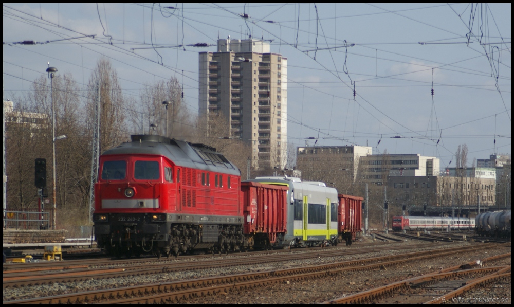 DB Schenker 232 240-2 mit der Überführung von agilis 650 725 für das Dieselnetz Oberfranken nach Pankow (gesehen Berlin Greifswalder Straße 24.03.2011)